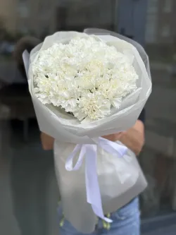 17 белых гвоздик