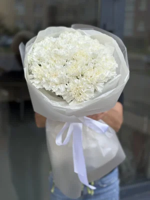 17 белых гвоздик