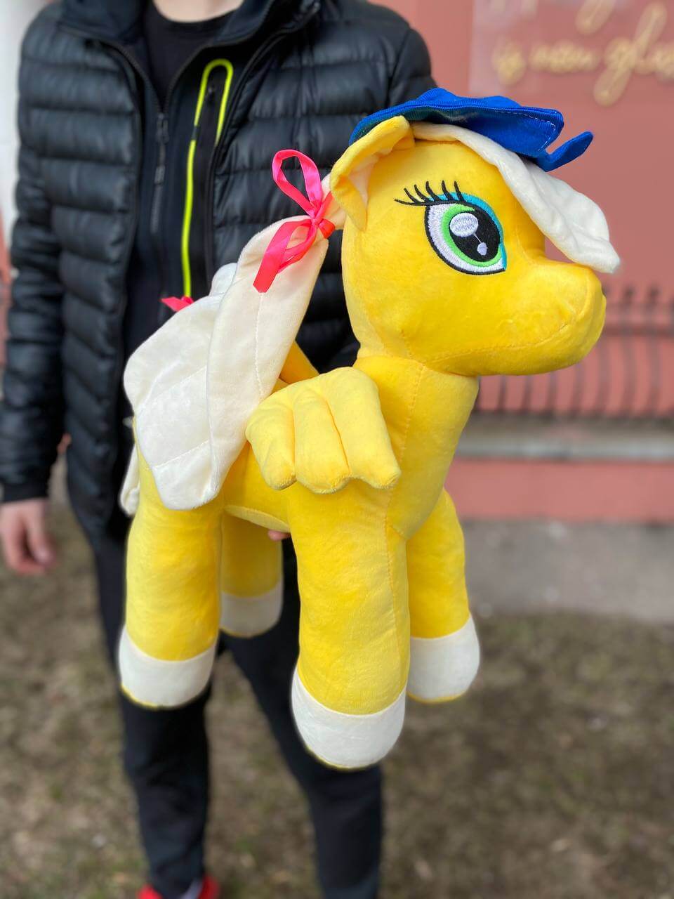 Желтый пони