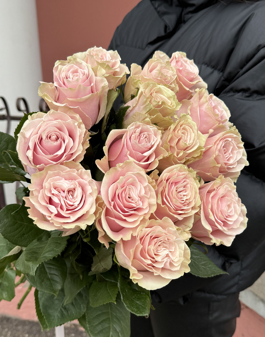 Нежно-розовая роза Pink Mondial 15 шт.