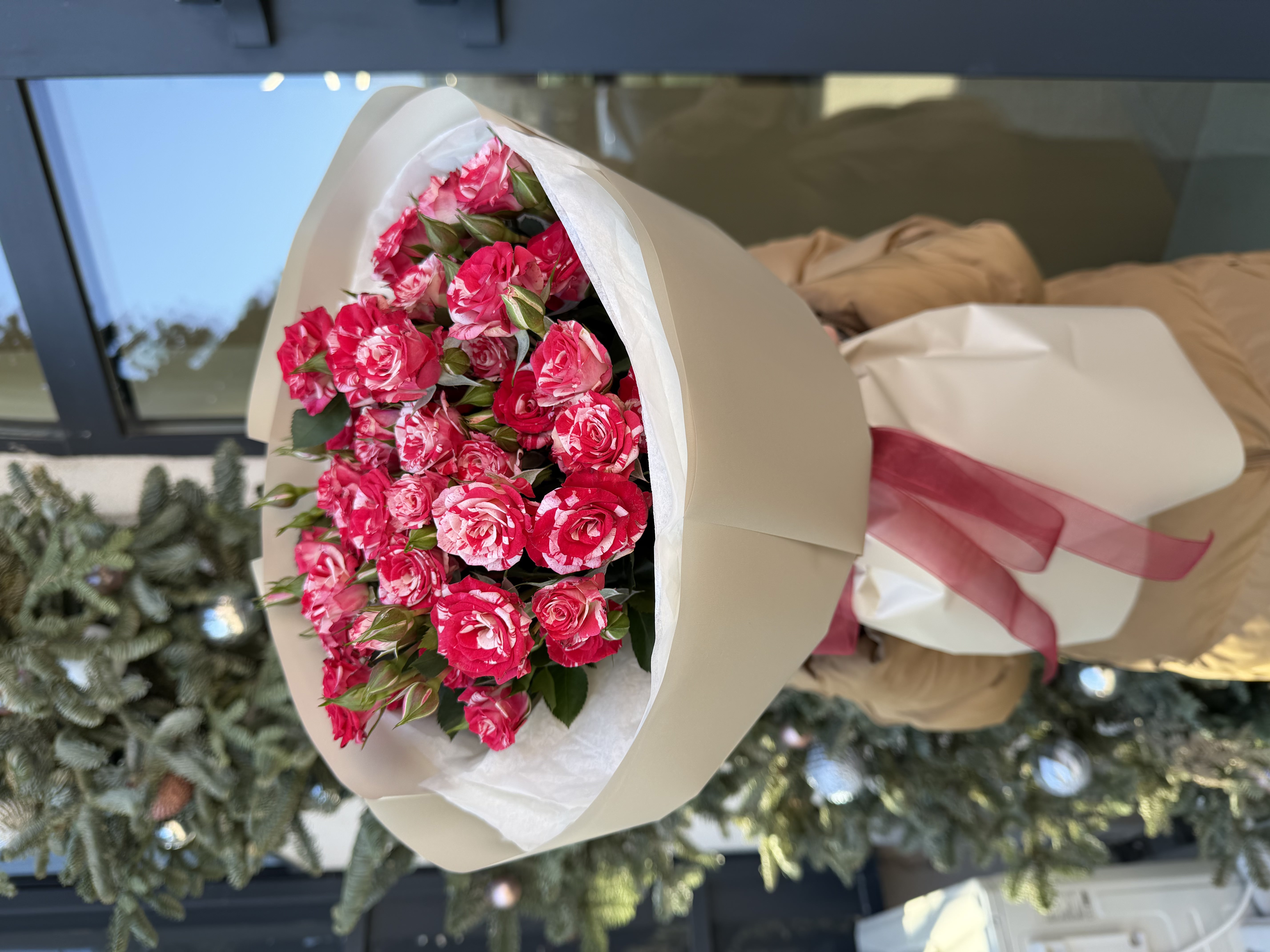 7 веток кустовых роз Файер Воркс (Fireworks)