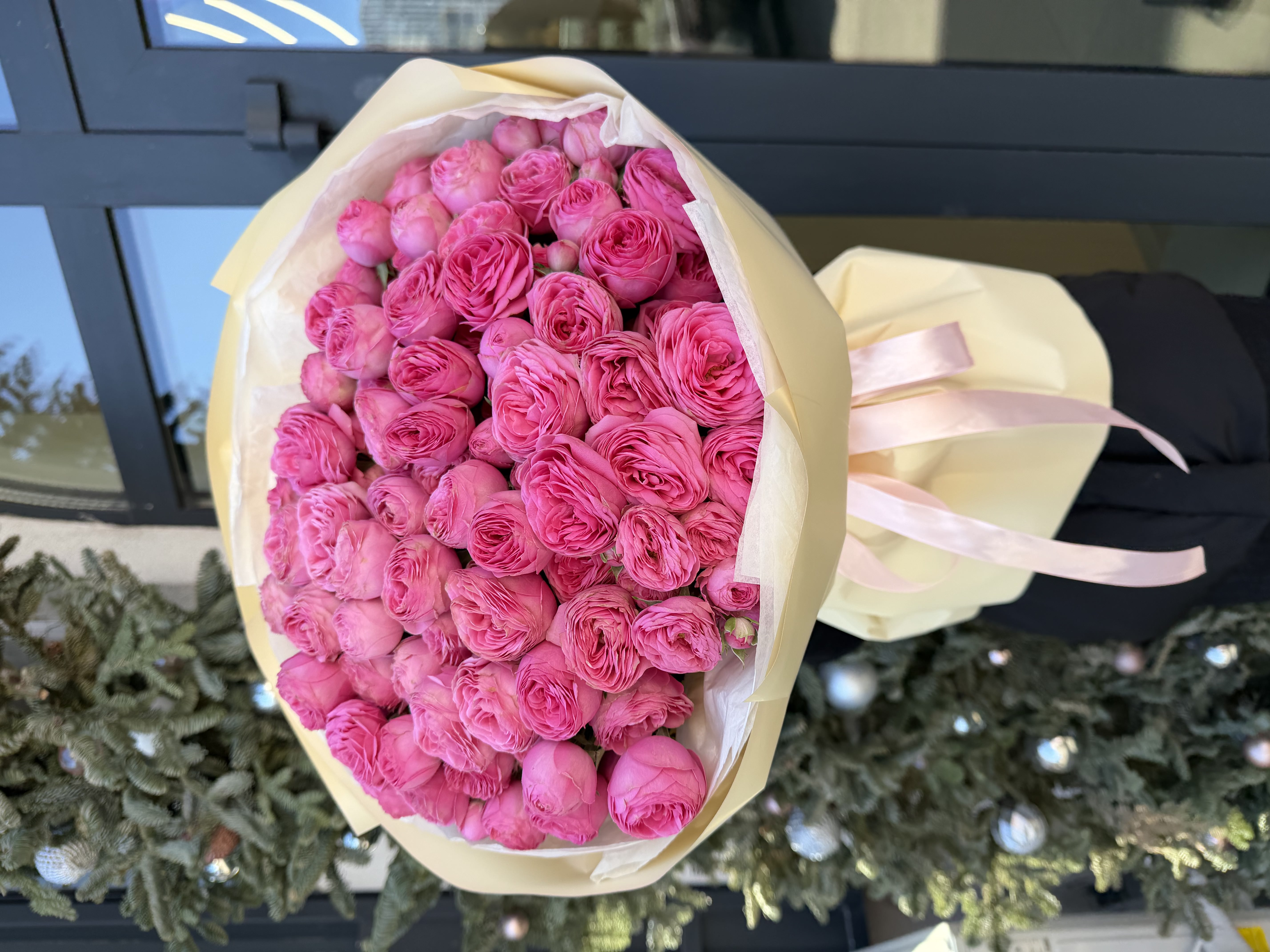 25 веток пионовидных кустовых роз Жизель (Giselle)