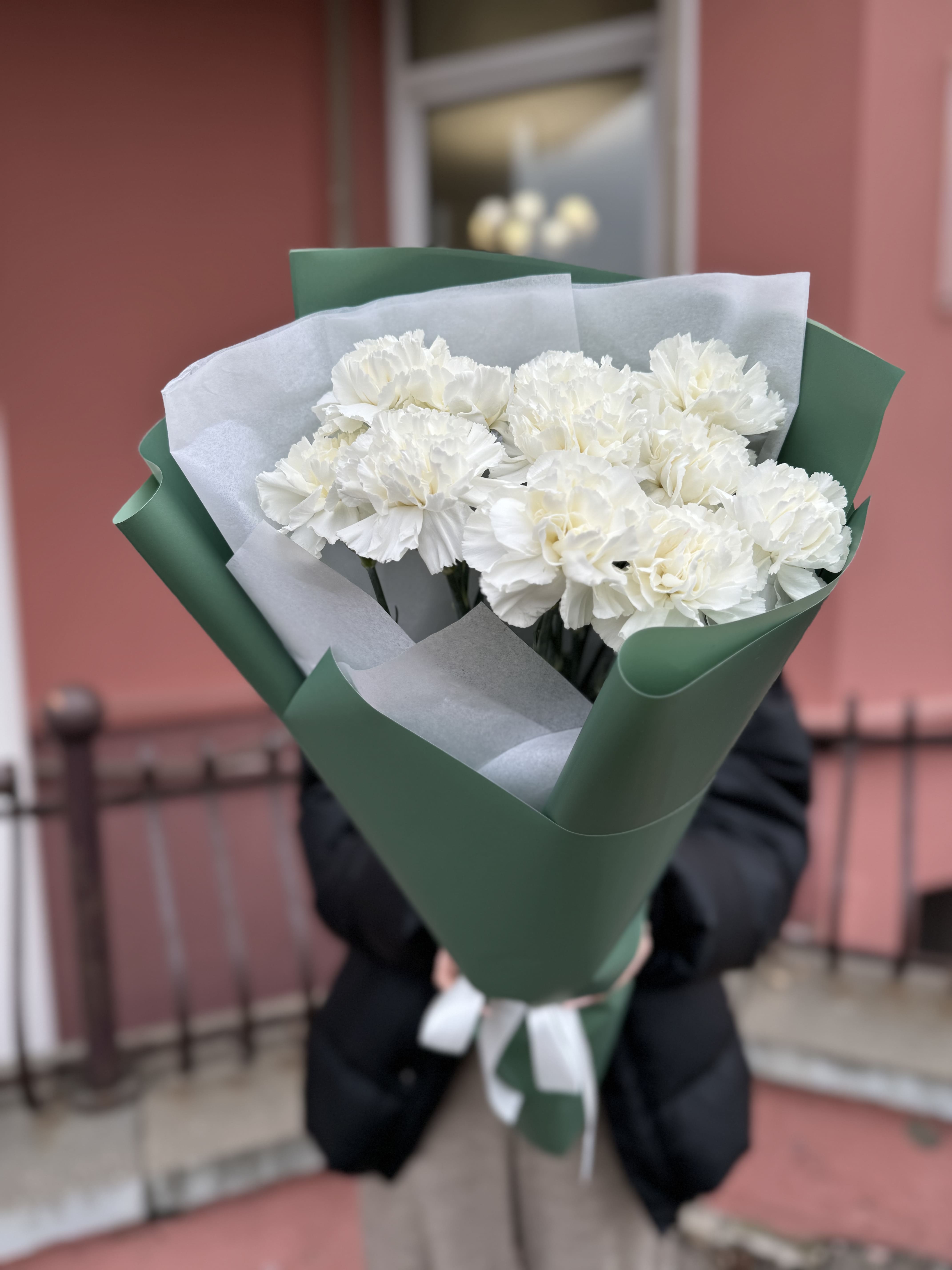 11 белых гвоздик