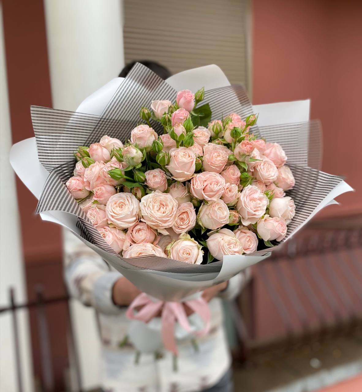 11 веток пионовидных кустовых роз Бомбастик (Bombastic)