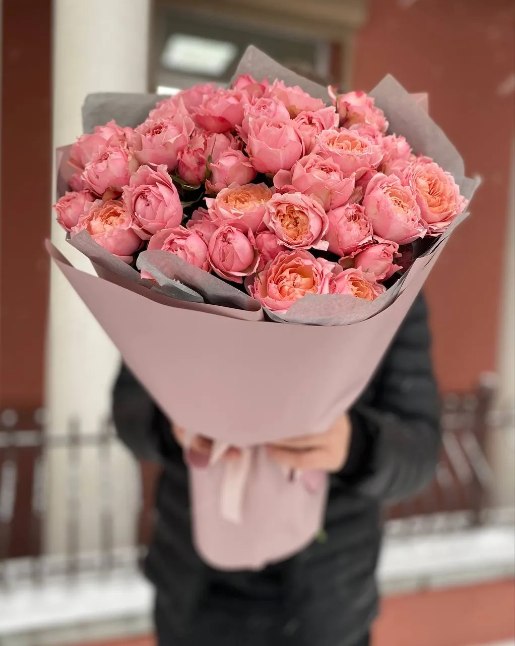 11 веток пионовидных кустовых роз Джульетта (Juliet)