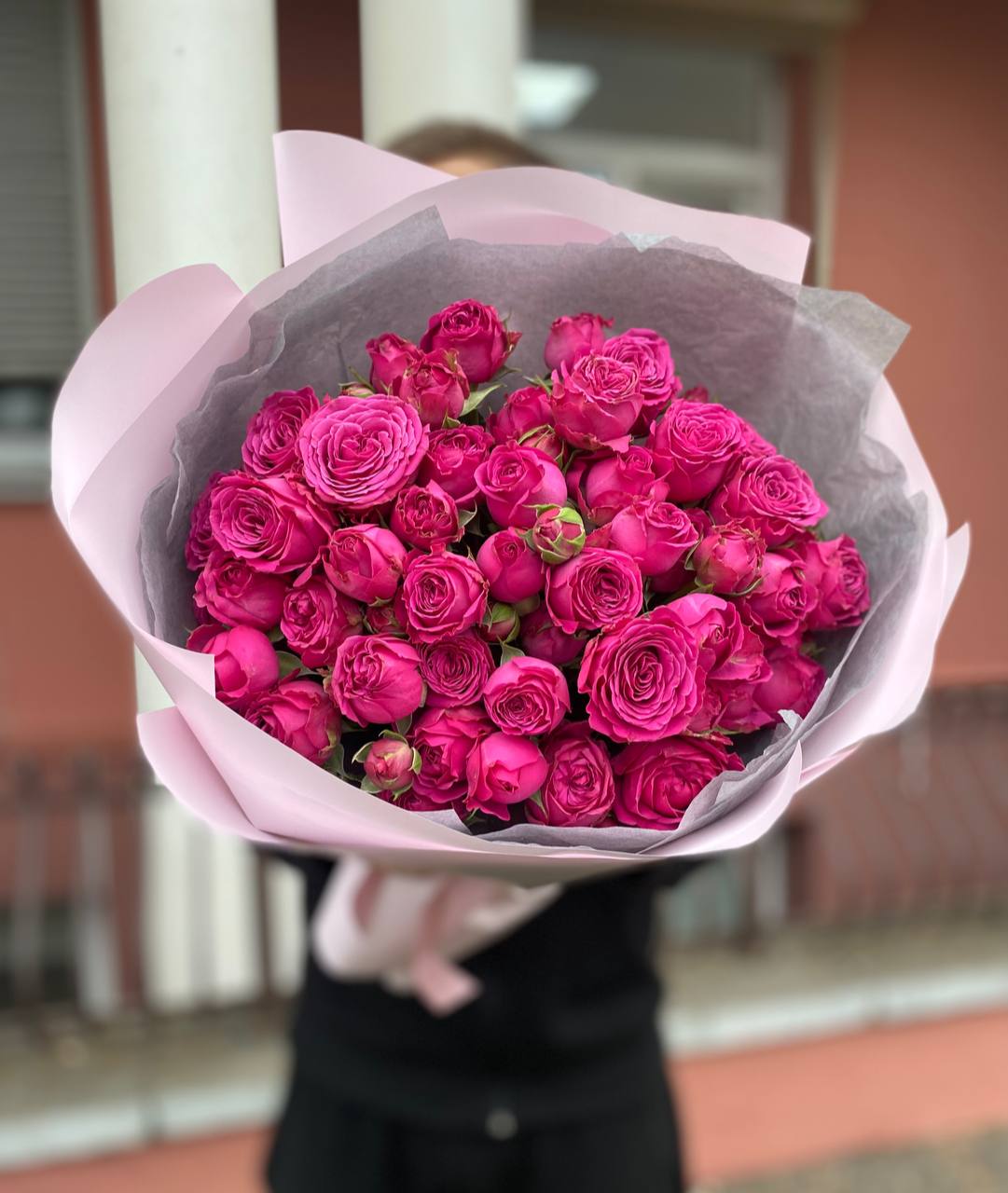 11 веток пионовидных кустовых роз Классик Сенсейшл (Classic Sensation)