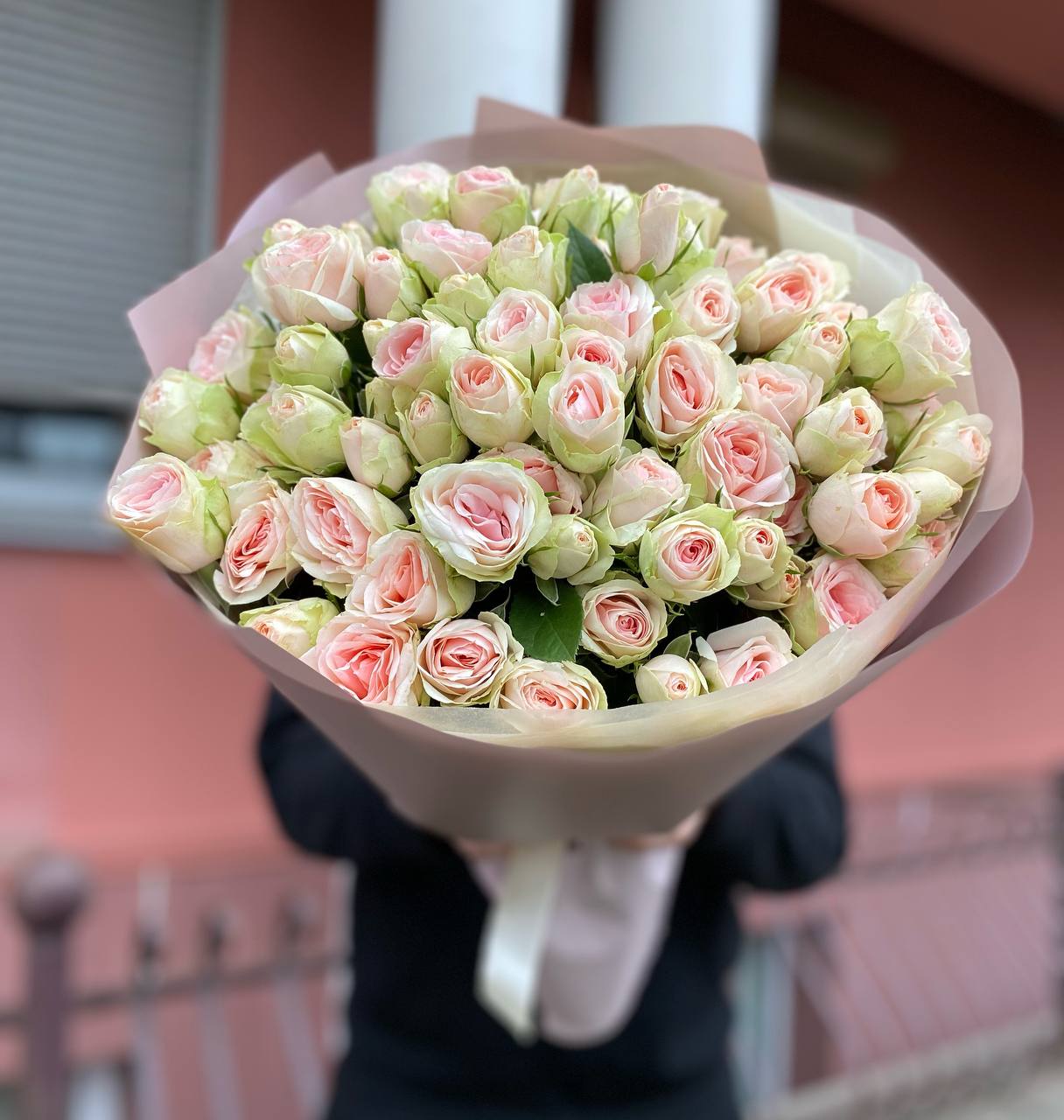 11 веток пионовидных кустовых роз Кристи (Kristine)