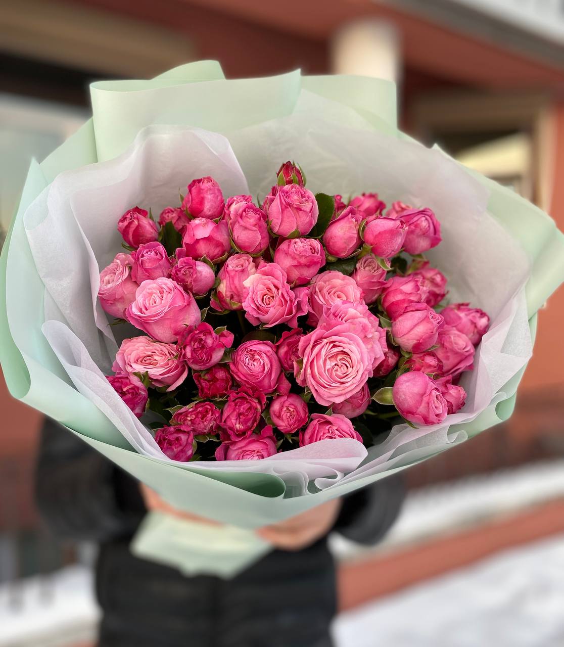 11 веток пионовидных кустовых роз Леди Бомбастик (Lady Bombastic)