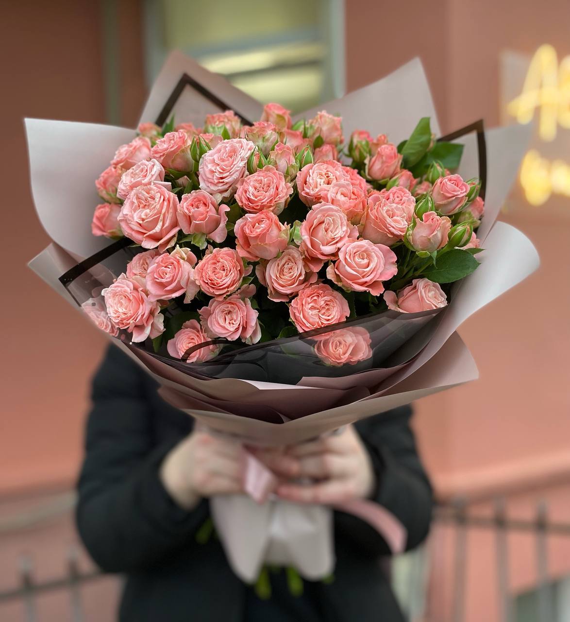 11 веток пионовидных кустовых роз Мадам Бомбастик (Madam Bombastic)