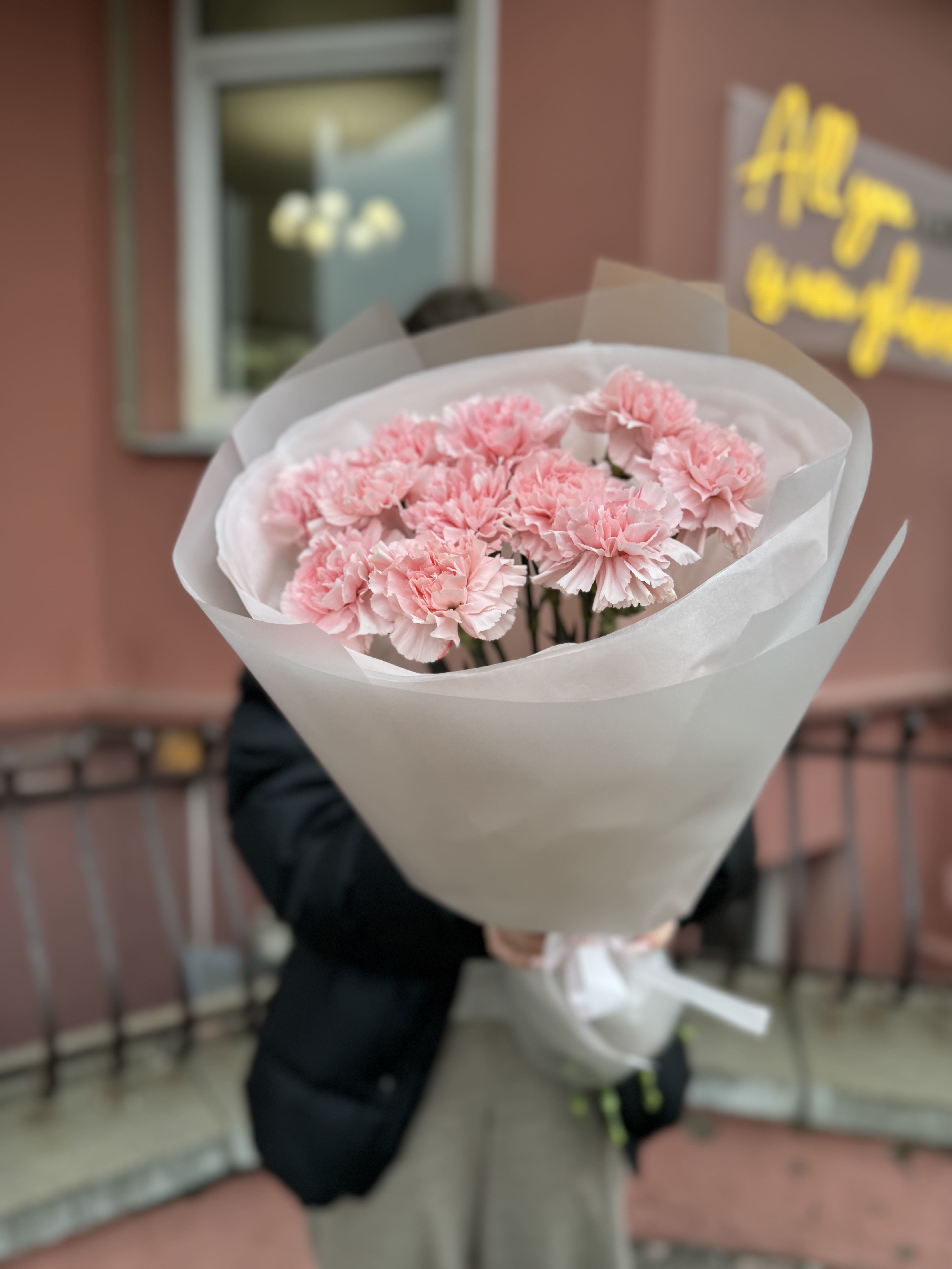 11 розовых гвоздик