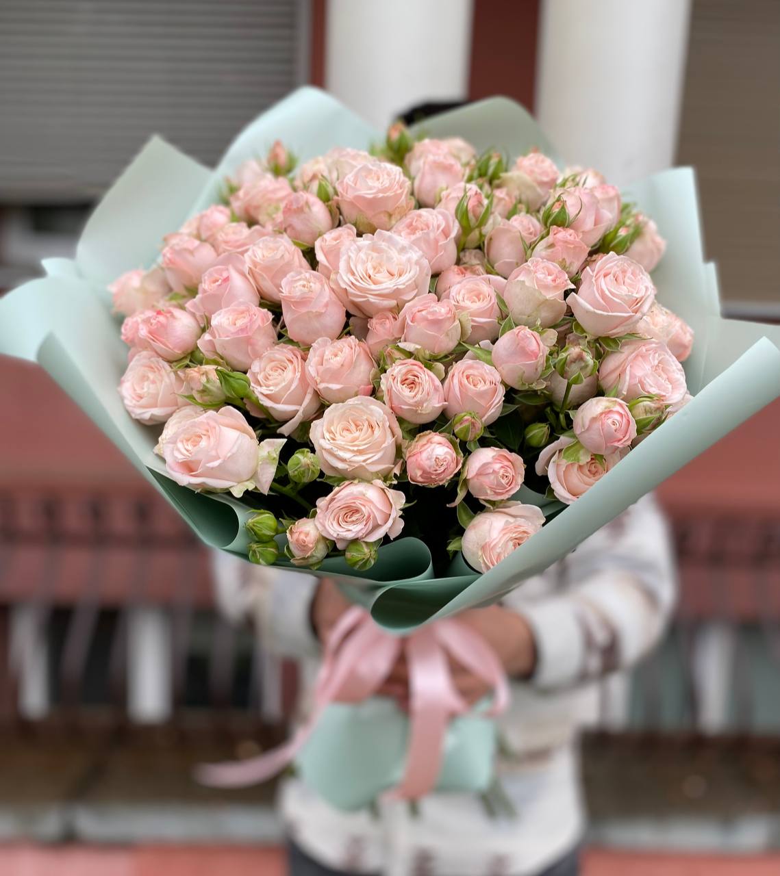 15 веток пионовидных кустовых роз Бомбастик (Bombastic)