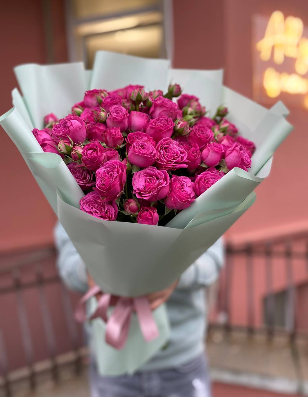 15 веток пионовидных кустовых роз Классик Сенсейшл (Classic Sensation)