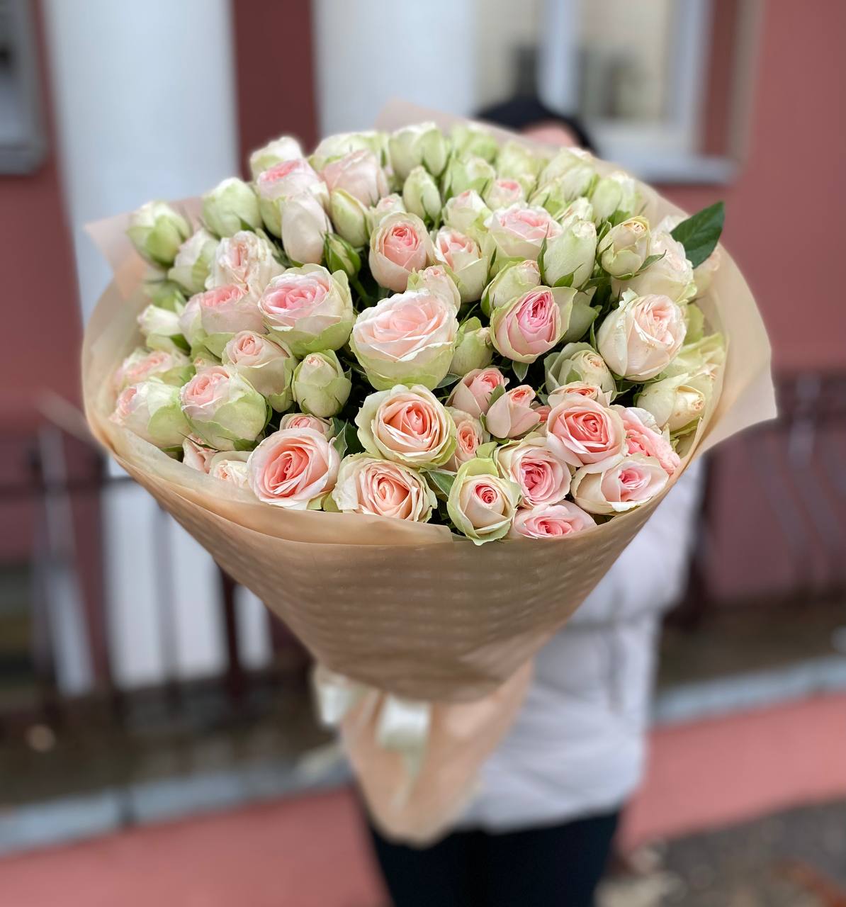 15 веток пионовидных кустовых роз Кристи (Kristine)