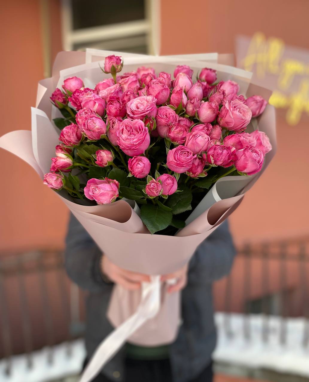 15  веток пионовидных кустовых роз Леди Бомбастик (Lady Bombastic)