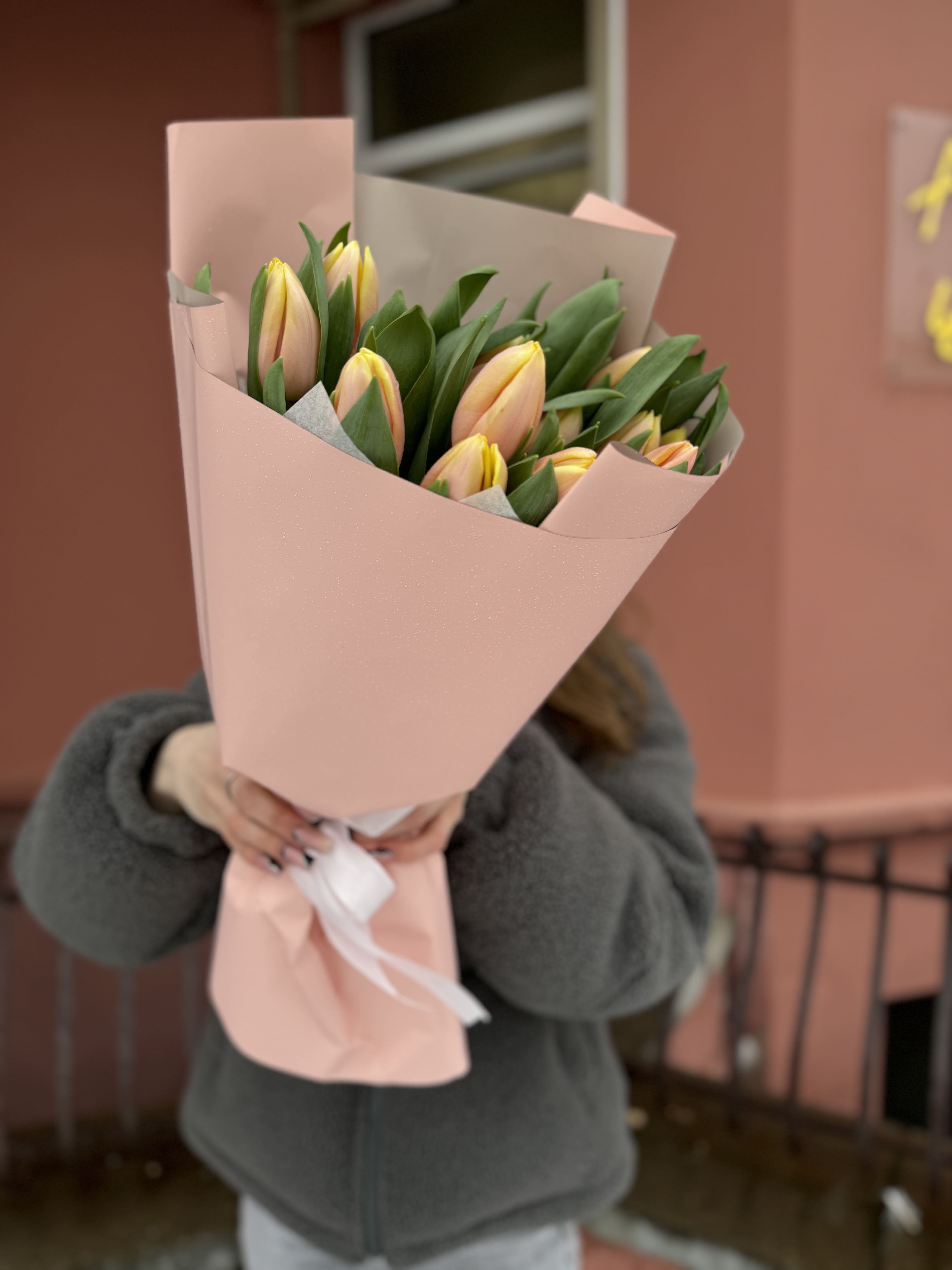 15 персиковых тюльпанов