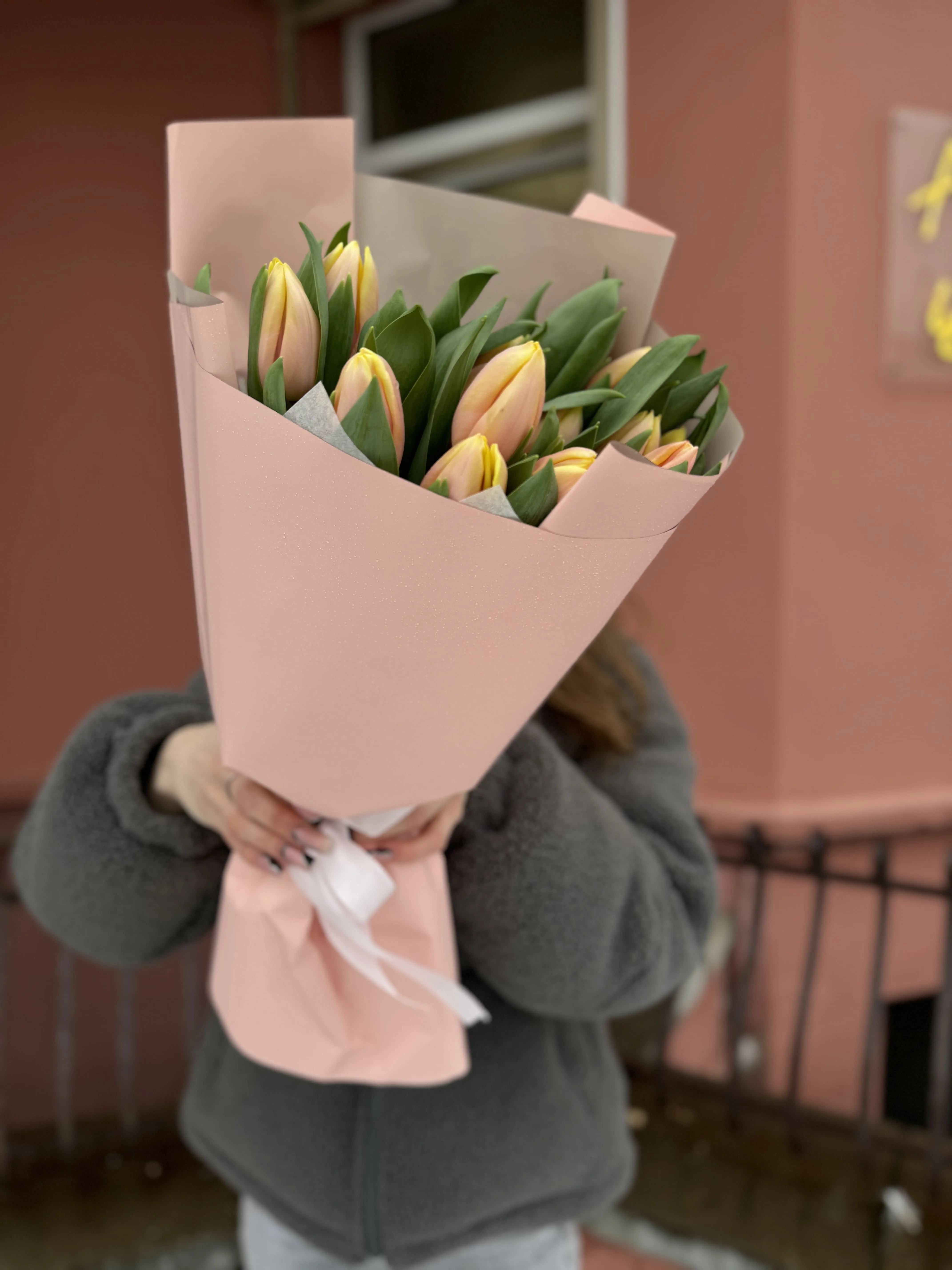 15 персиковых тюльпанов