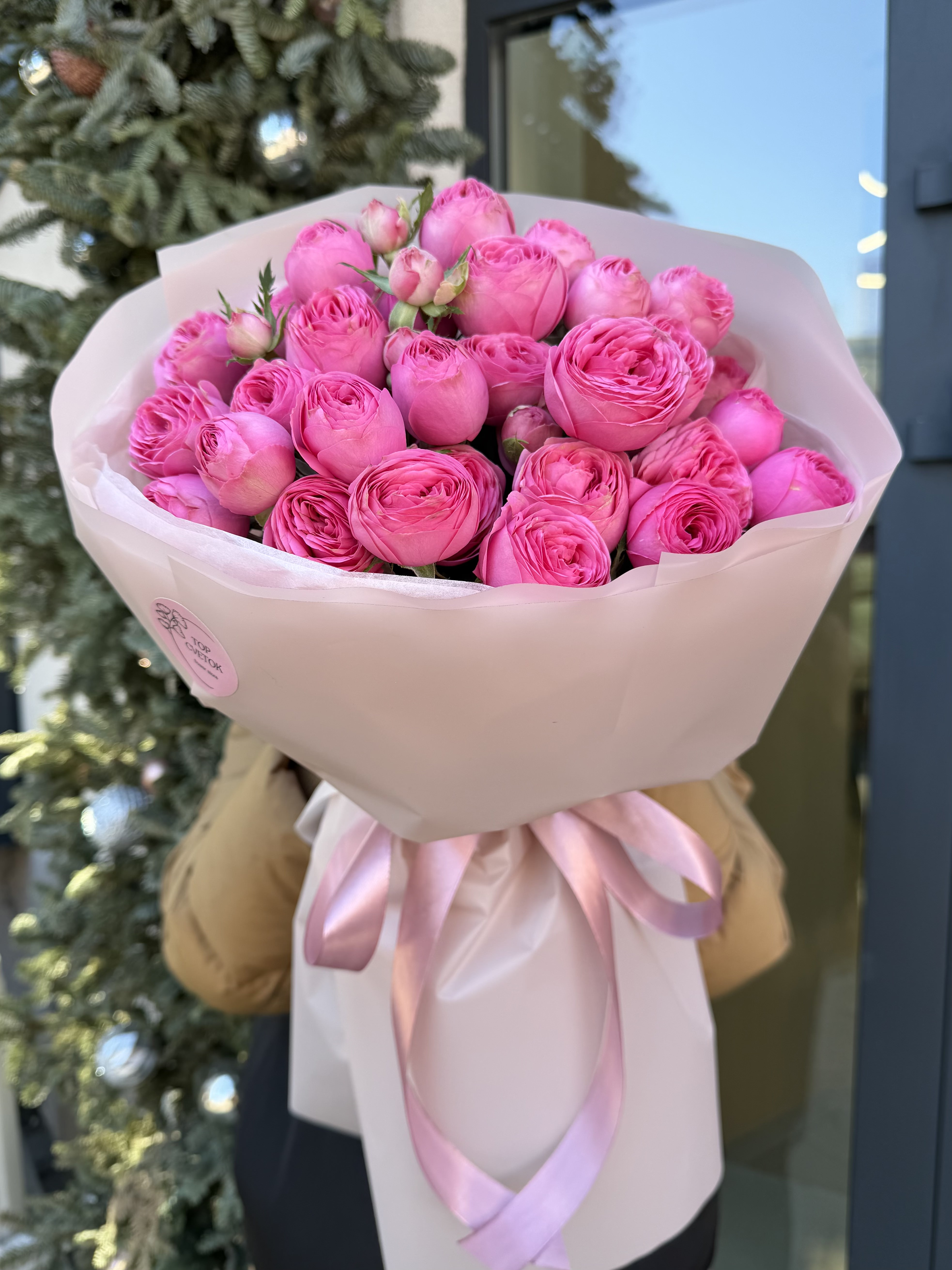 7 веток пионовидных кустовых роз Жизель (Giselle)