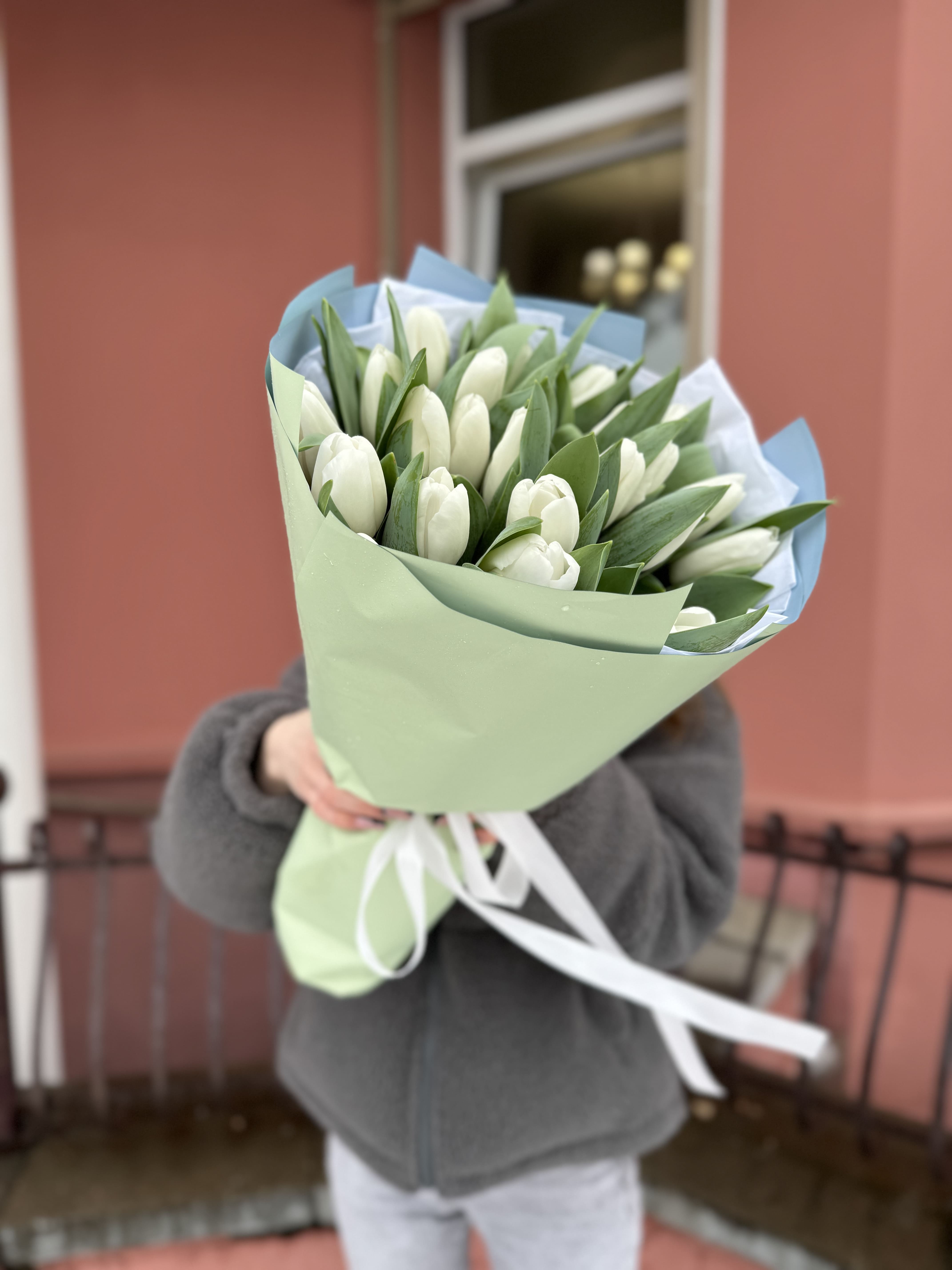 25 белых тюльпанов