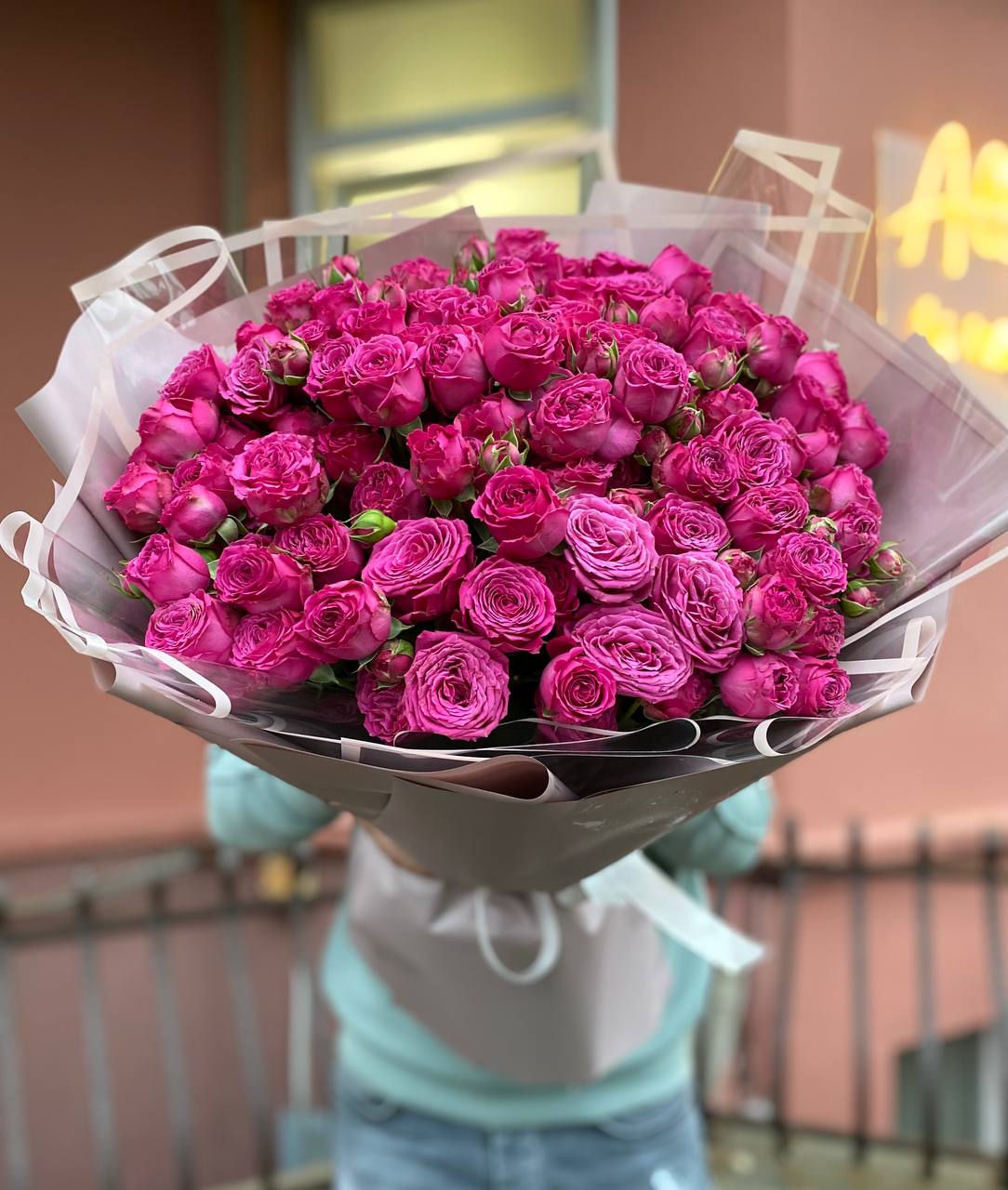 25 веток пионовидных кустовых роз Классик Сенсейшл (Classic Sensation)