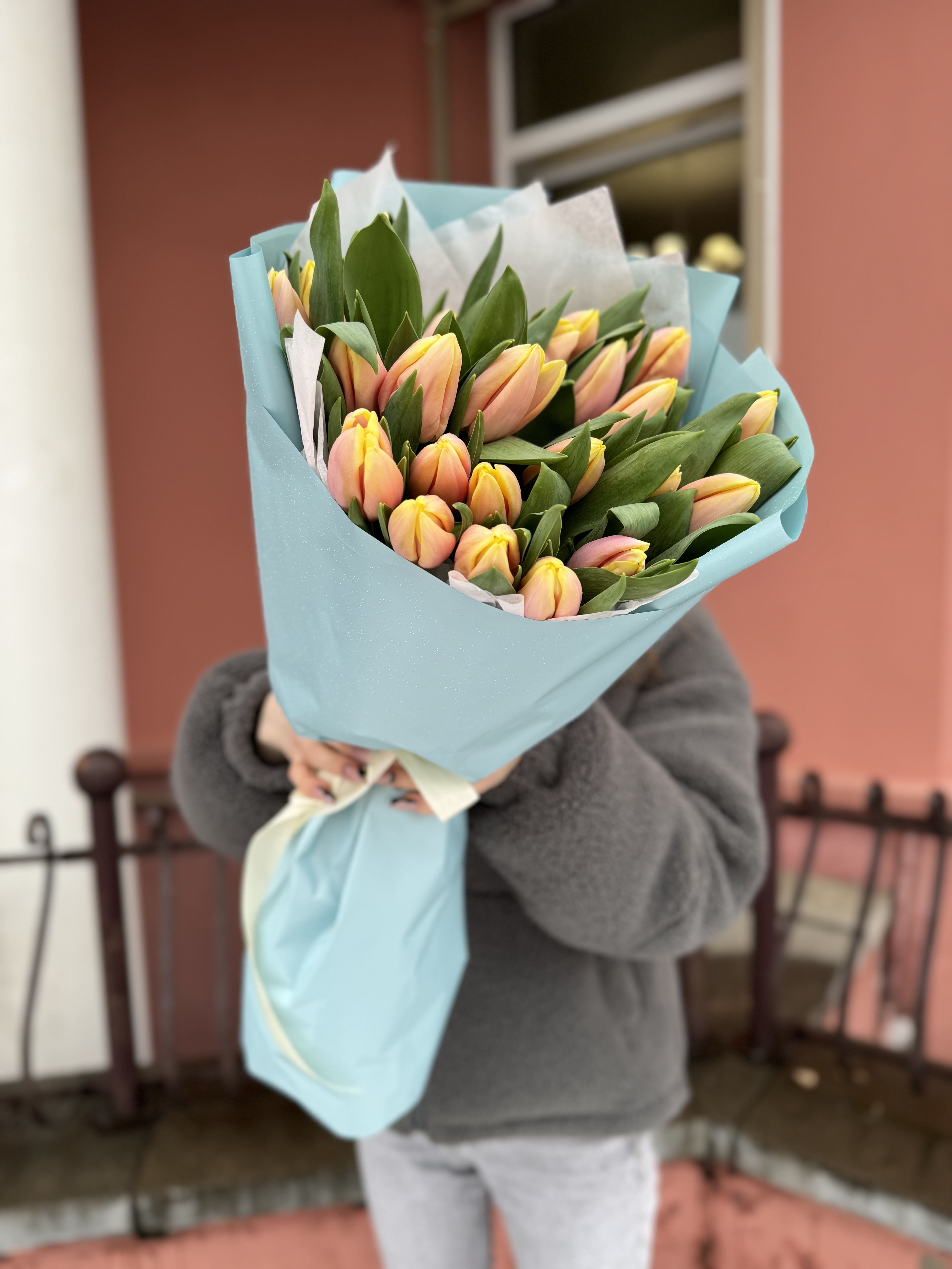 25 персиковых тюльпанов