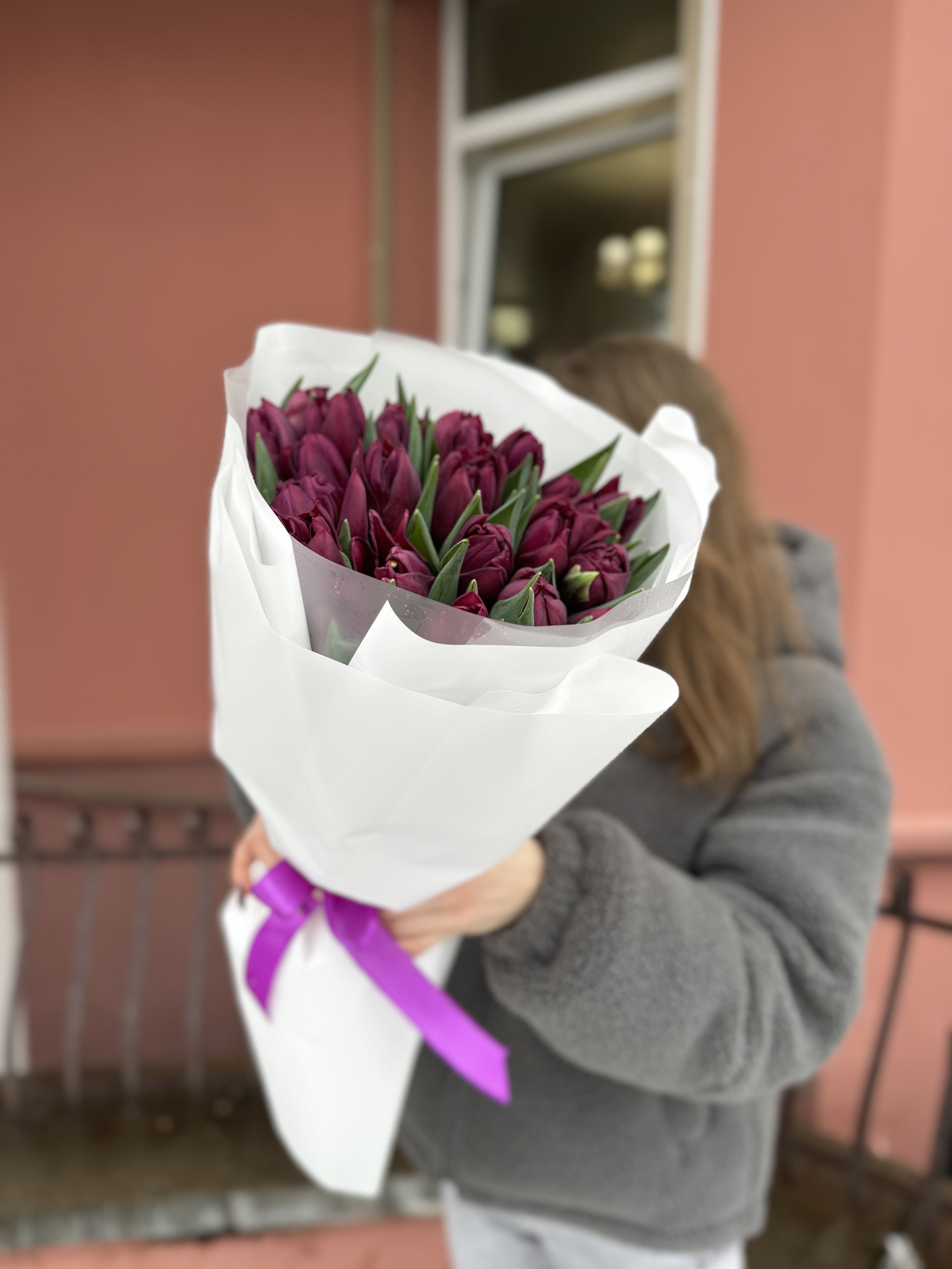 25 фиолетовых тюльпанов