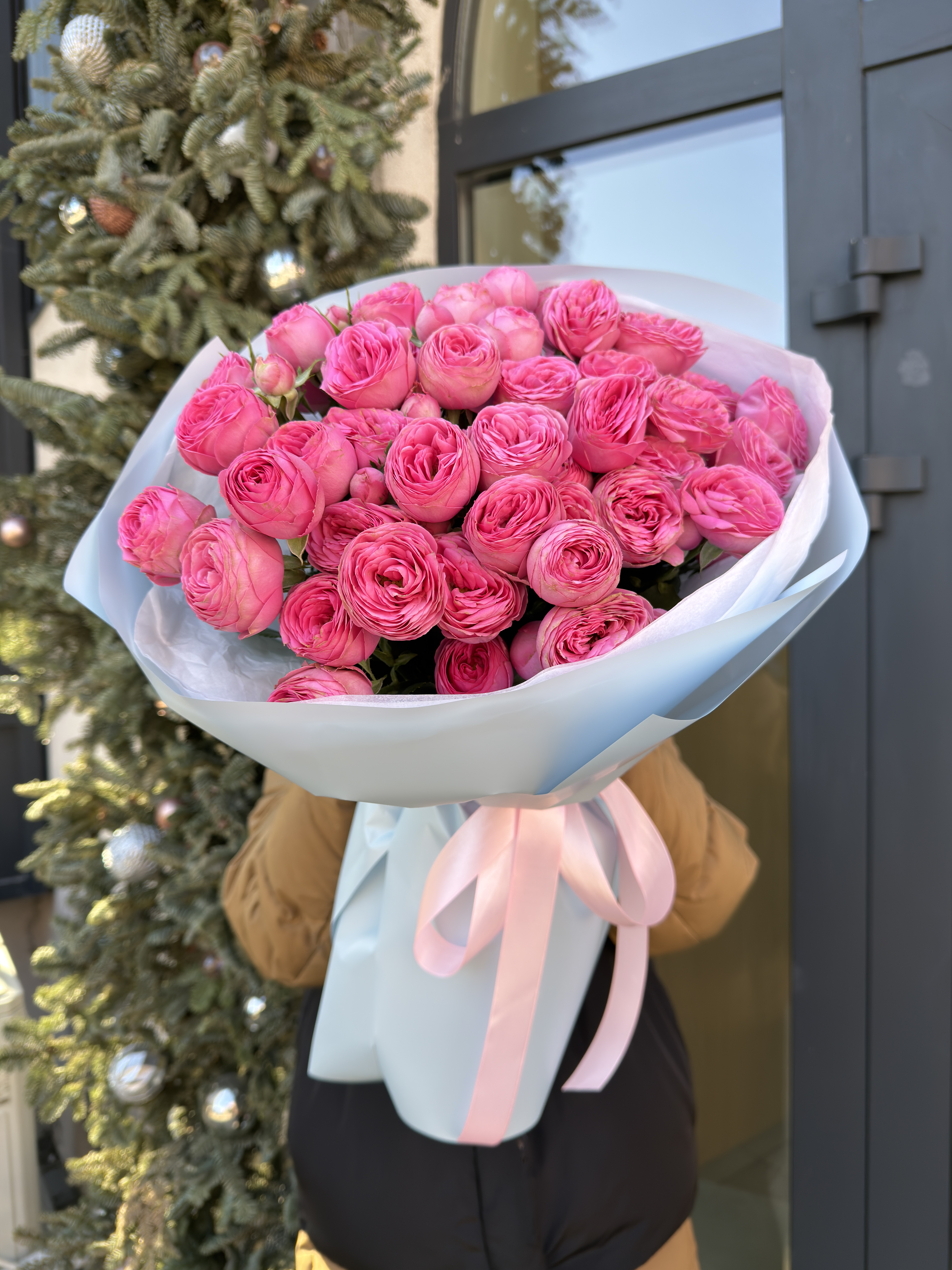 11 веток пионовидных кустовых роз Жизель (Giselle)