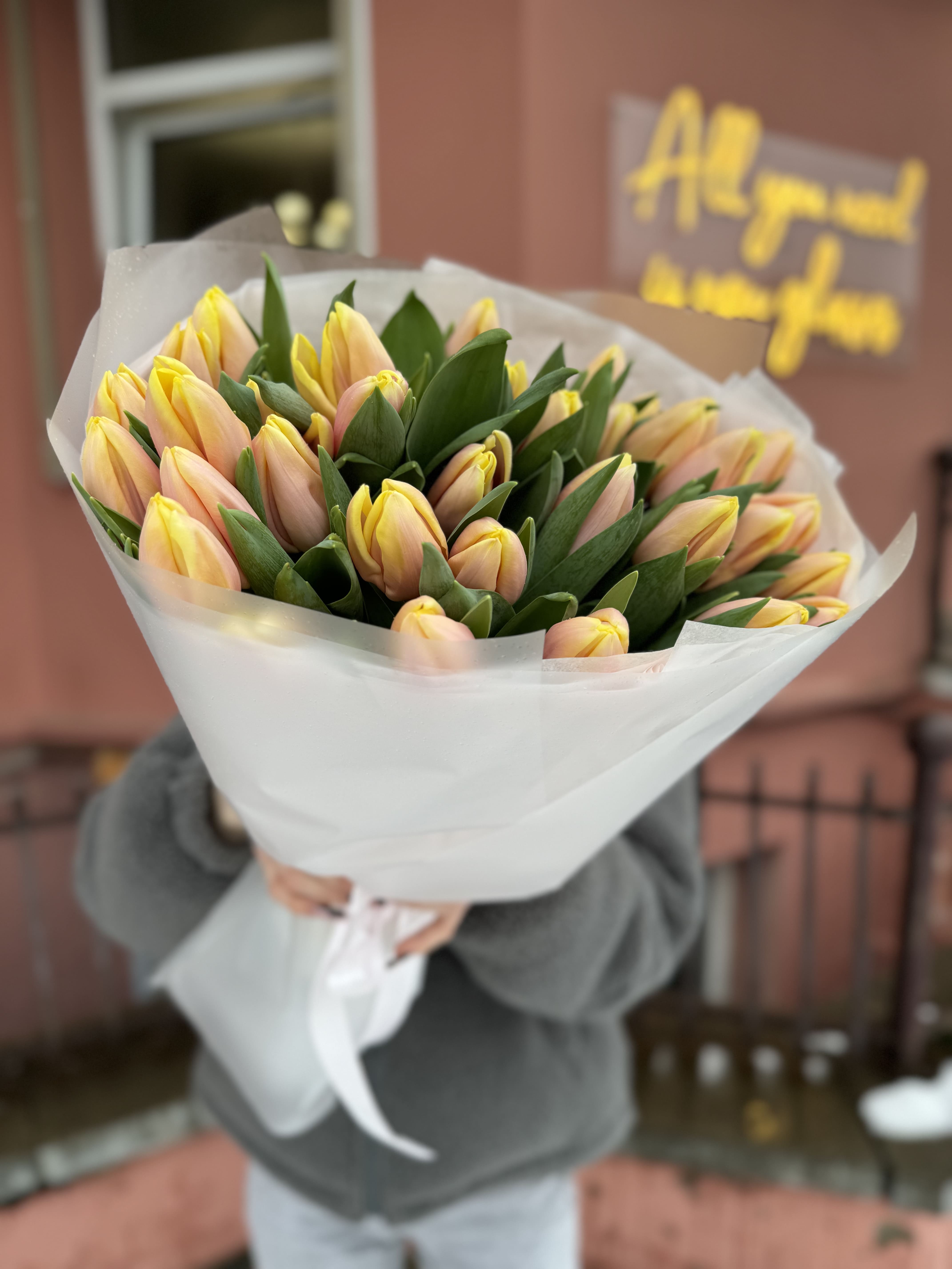 35 персиковых тюльпанов