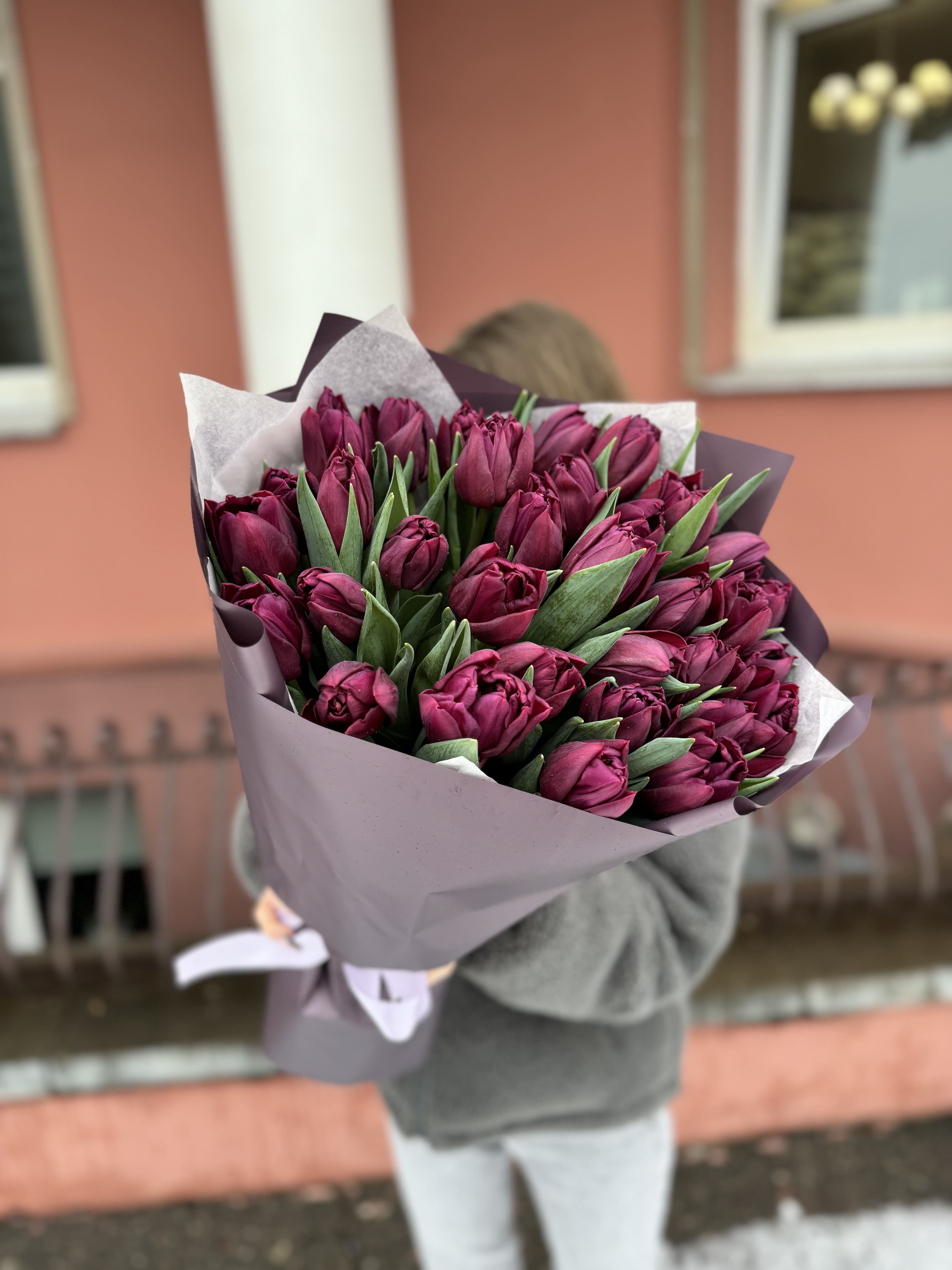 35 фиолетовых тюльпанов