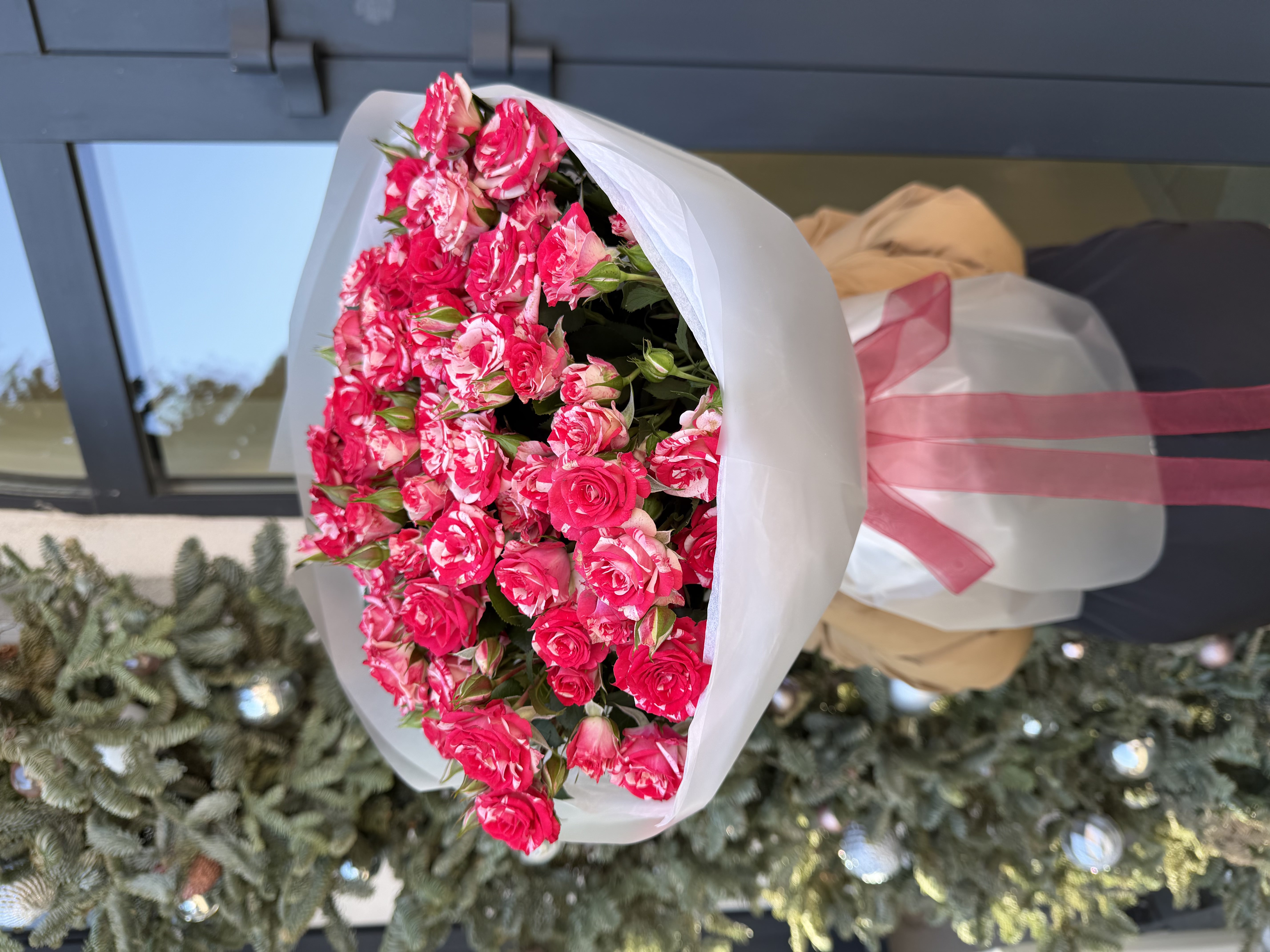 11 веток кустовых роз Файер Воркс (Fireworks)