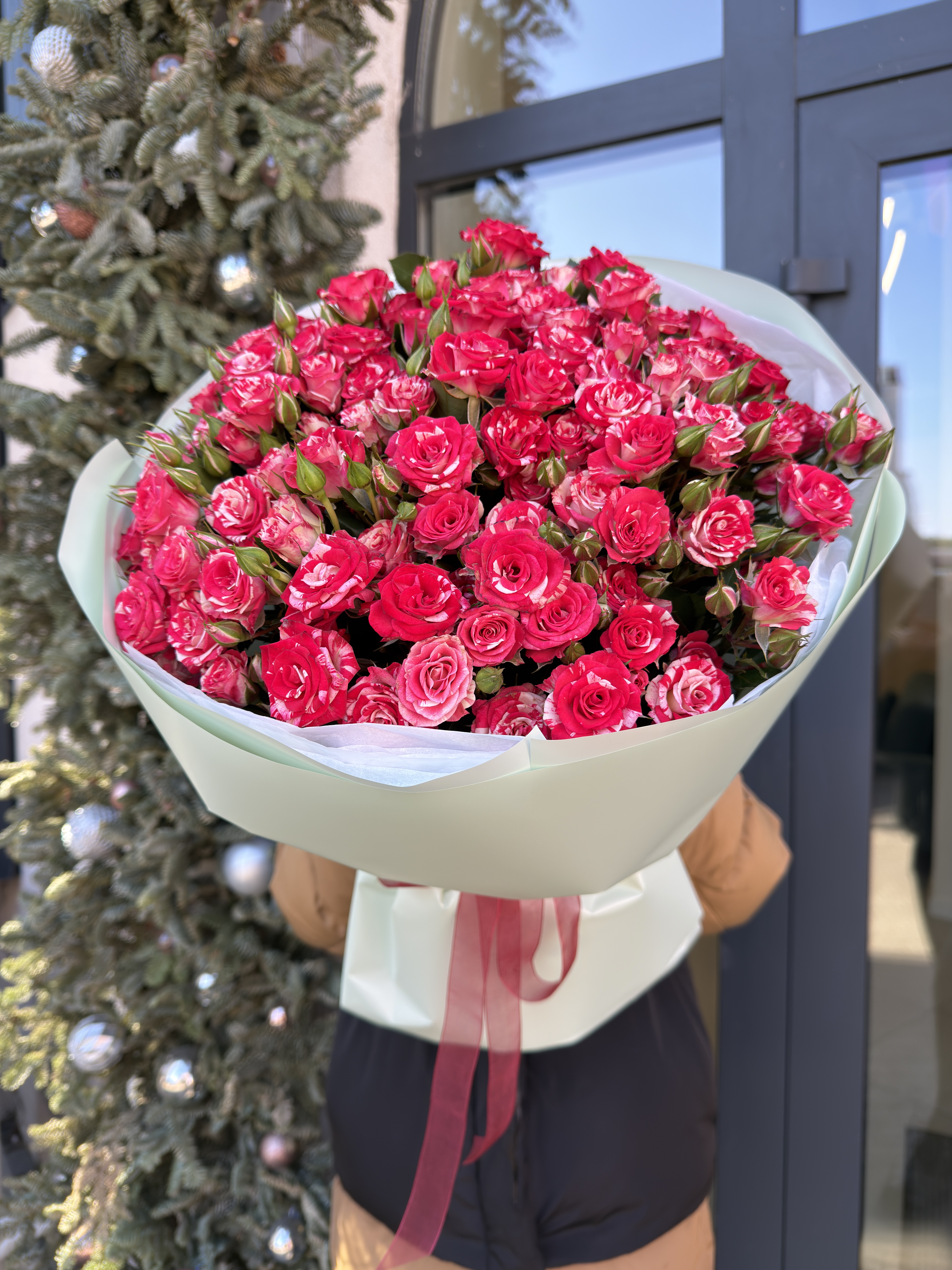 15 веток кустовых роз Файер Воркс (Fireworks)