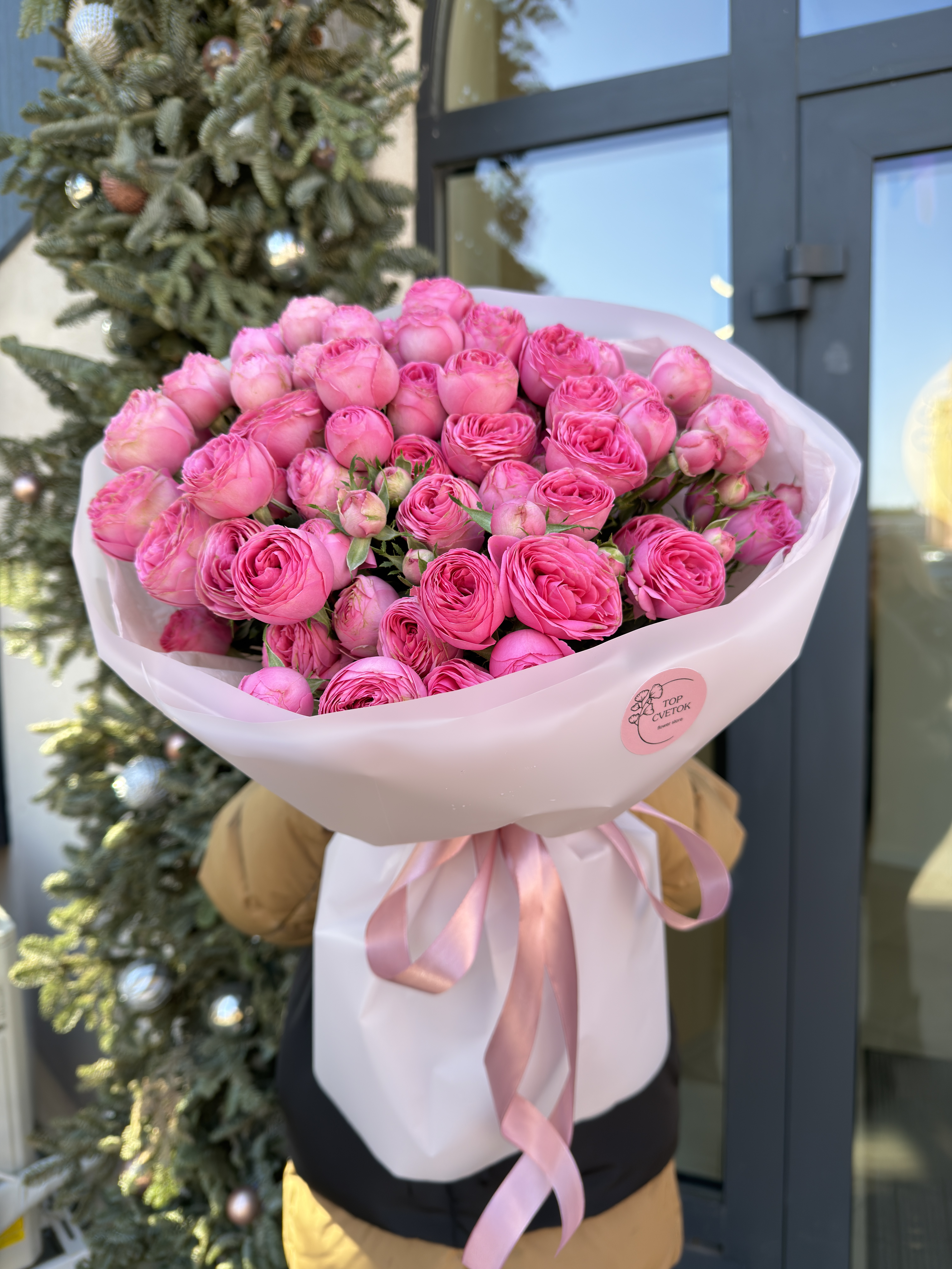 15 веток пионовидных кустовых роз Жизель (Giselle)