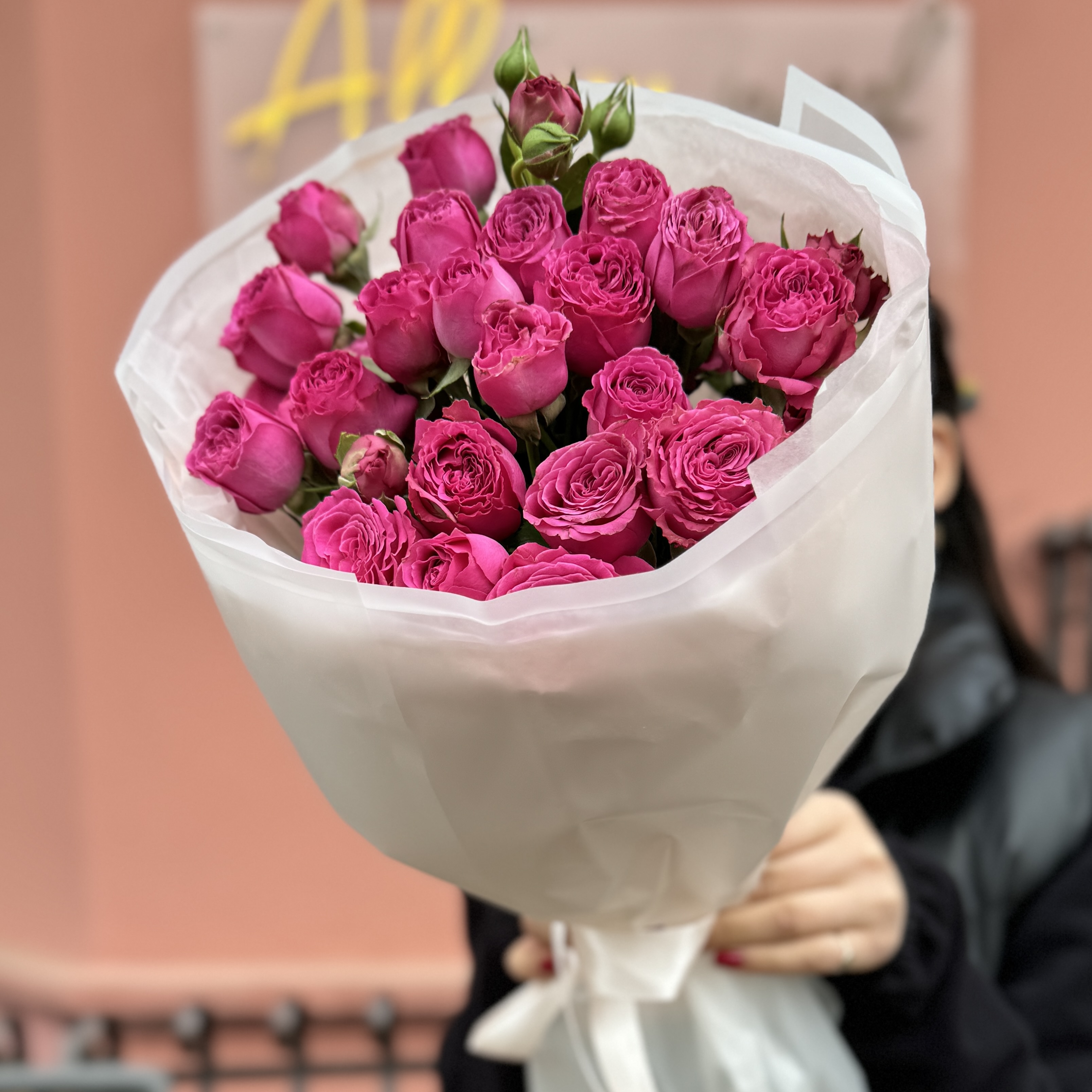 7 веток пионовидных кустовых роз Классик Сенсейшл (Classic Sensation)