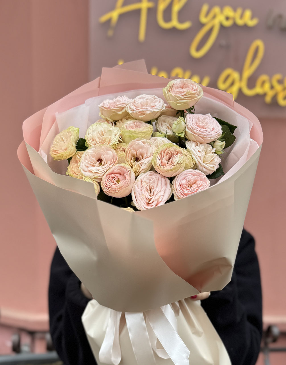 7 веток пионовидных кустовых роз Свит Жизель (Sweet Giselle)