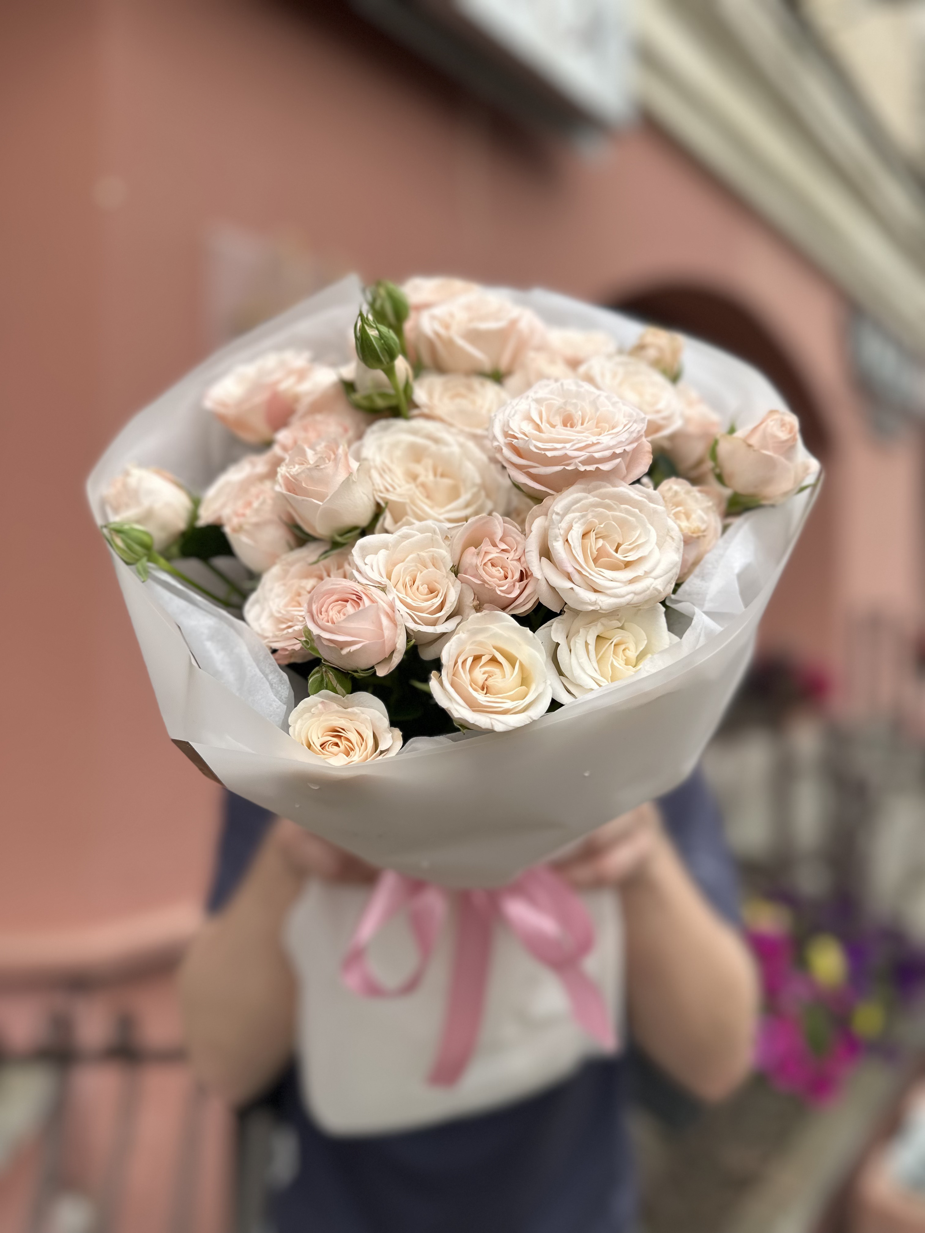 7 веток пионовидных кустовых роз Бомбастик (Bombastic)