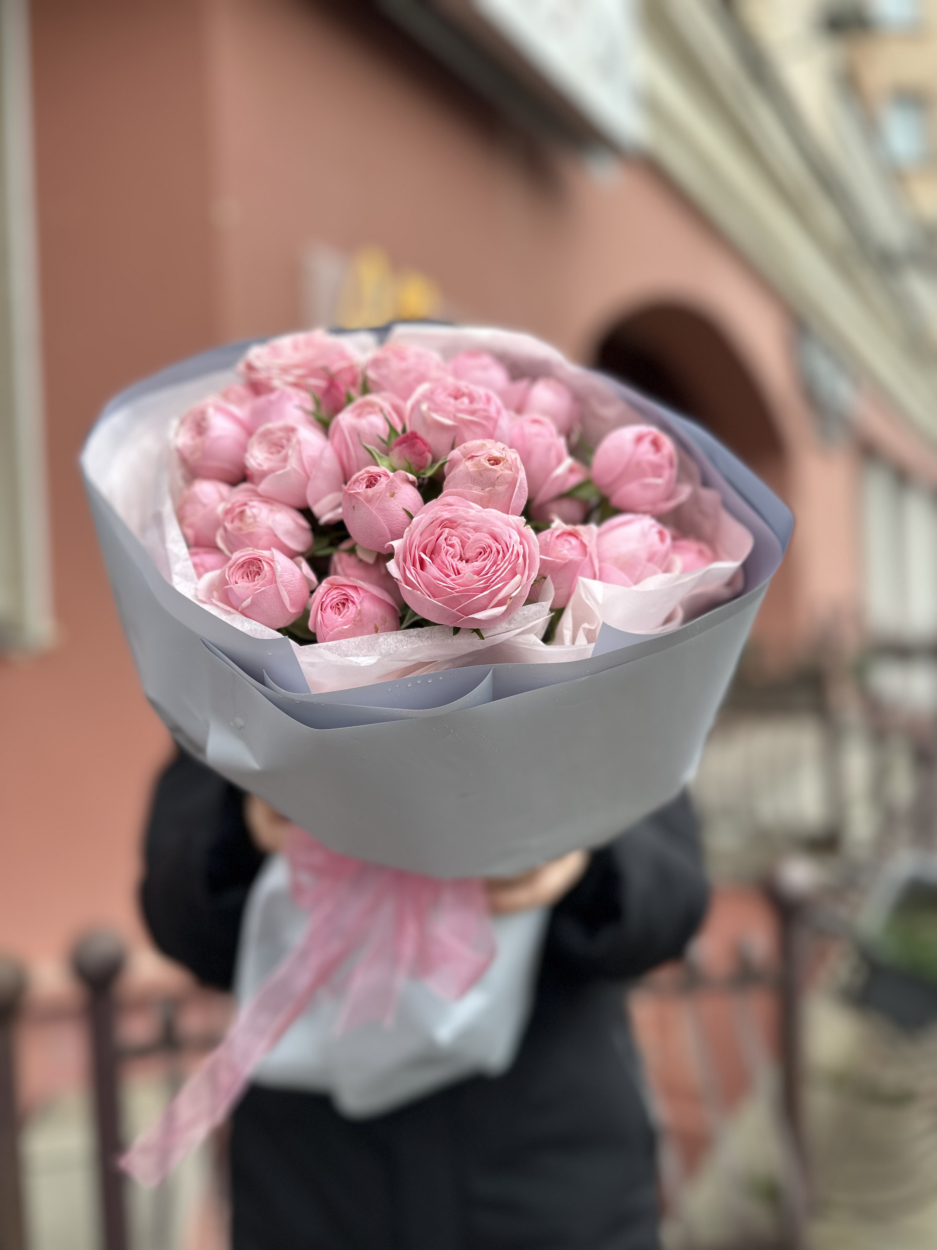 7 веток пионовидных кустовых роз Мэнсфилд Парк Пинк (Mansfield Park Pink)