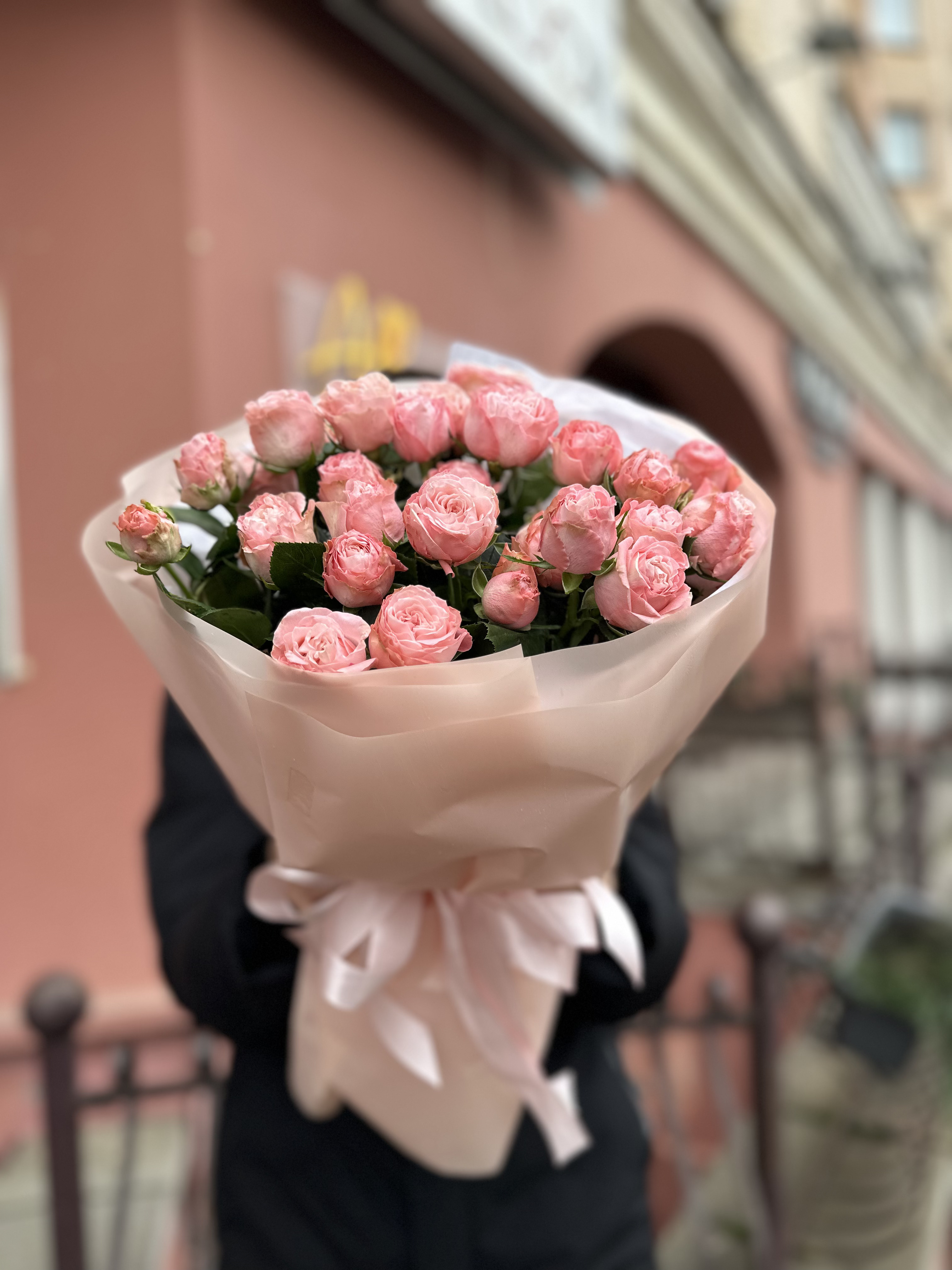 7 веток пионовидных кустовых роз Мадам Бомбастик (Madam Bombastik)