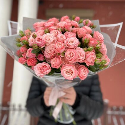 15 веток пионовидных кустовых роз Мадам Бамбастик