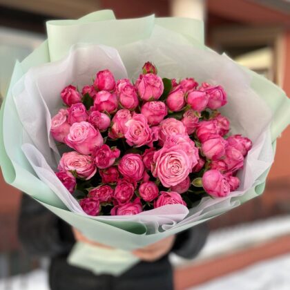 11 веток пионовидных кустовых роз Леди Бомбастик