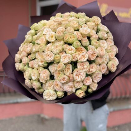 35 веток пионовидных кустовых роз купить недорого